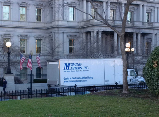 停在白宫外的搬家卡车。（图片来源：《华盛顿观察家报》网站）