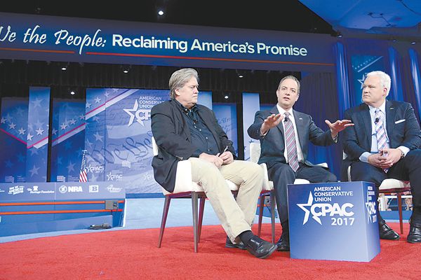 23日，美国白宫幕僚长普里伯斯（中）、白宫首席战略顾问班农（左）和美国保守党联盟主席 施拉普（右）在一年一度的保守派政治行动大会上发表演讲。