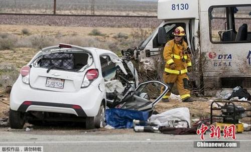 中国侨网当地时间2月27日中午，位于美国南加州圣伯纳汀诺县Kramer附近的58号公路发生一死多伤重大车祸，涉事的中巴旅行车为华人巴士公司所有，车上的游客也为中国游客。截至当日下午6时，车祸导致1人当场死亡，9人伤势危及生命，另有17人受伤，但无生命危险。