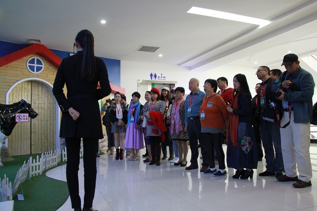 记者听取伊利集团介绍