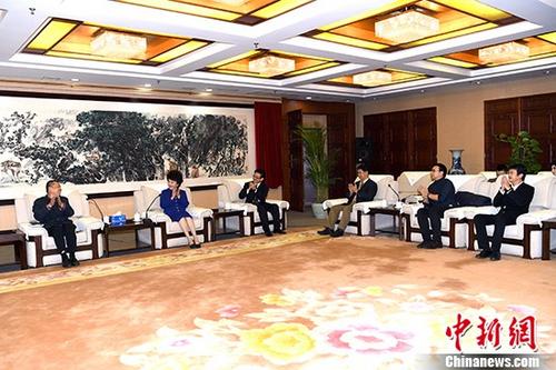 10月26日，国务院侨务办公室主任裘援平在北京与参与十九大采访报道的海外华文媒体代表座谈。 <a target=