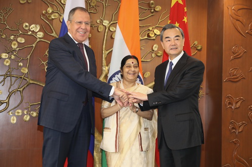 当地时间2017年12月11日，外交部长王毅在印度新德里出席中俄印外长第十五次会晤。