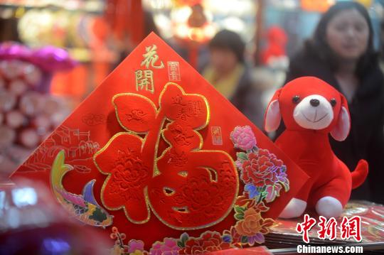 新年将至“中国年”传统饰品受民众追捧