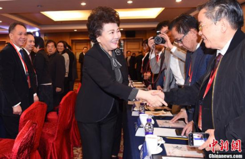 1月10日，国务院侨办主任裘援平出席了在北京举行的2018年“华助中心”年度工作座谈会，与来自37个国家56家华助中心的代表进行深入交流。<a target=