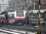 奥地利两火车行驶时相撞 车体穿洞