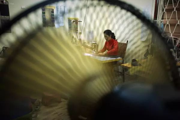 ▲柬埔寨服装制造业工人（盖帝图像）