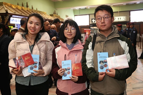 2018年2月12日,在尼泊尔首都加德满都特里布万国际机场,中国游客在中文服务启动仪式上合影。新华社发