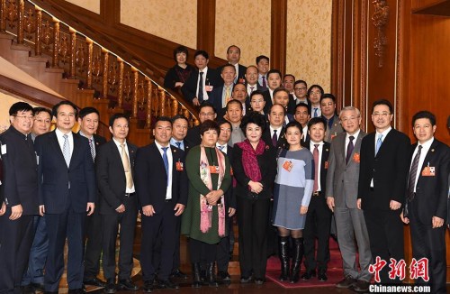 3月9日，国务院侨办主任裘援平、副主任谭天星在北京会见列席全国政协十三届一次会议的海外侨胞代表。 <a target=