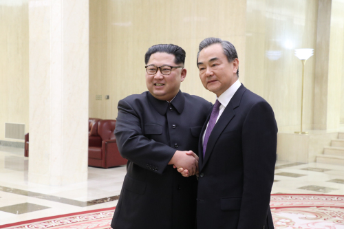 当地时间2018年5月3日，朝鲜劳动党委员长、国务委员会委员长金正恩在党中央总部会见了正在朝鲜访问的中国国务委员兼外交部长王毅。（外交部网站）