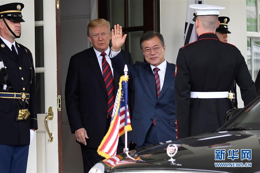 特朗普在白宫会见韩国总统文在寅