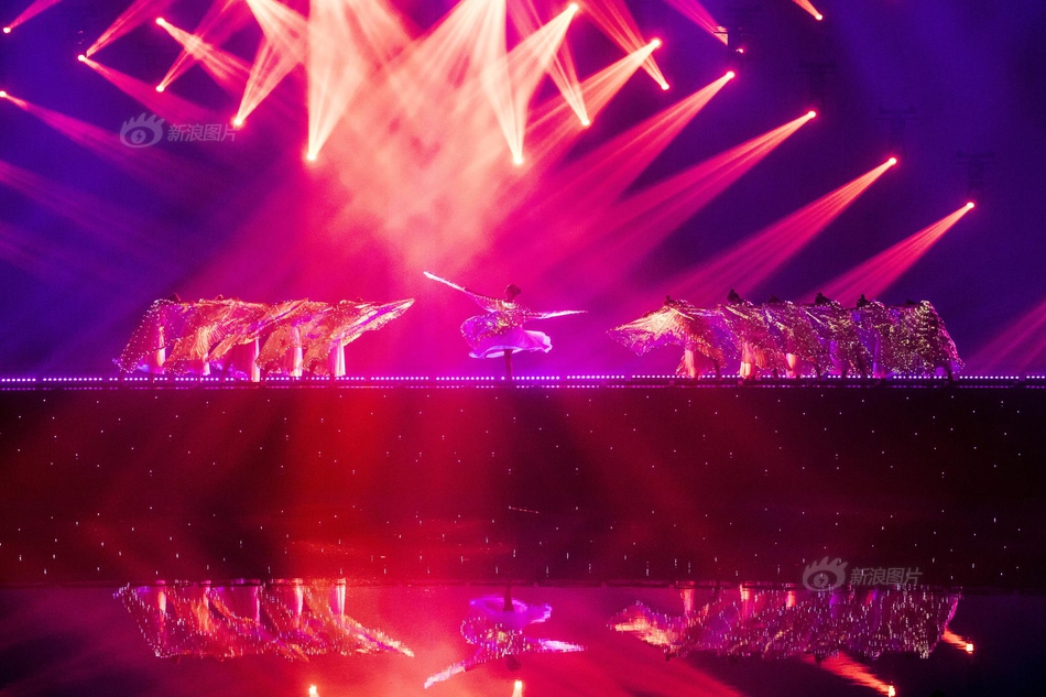 上合青岛峰会灯光焰火晚会震撼上演