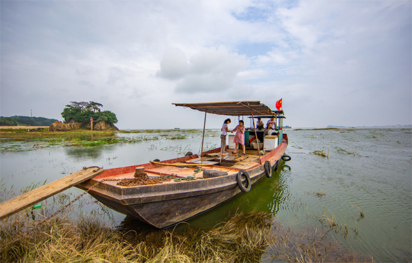 鄱阳湖结束禁渔期 渔民入湖捕捞满载而归