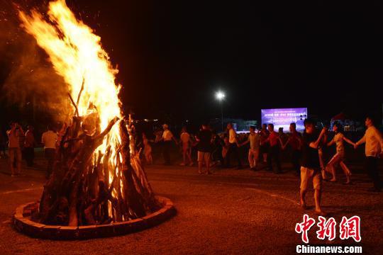 东盟留学生齐聚篝火晚会现场。　林洁琪 摄