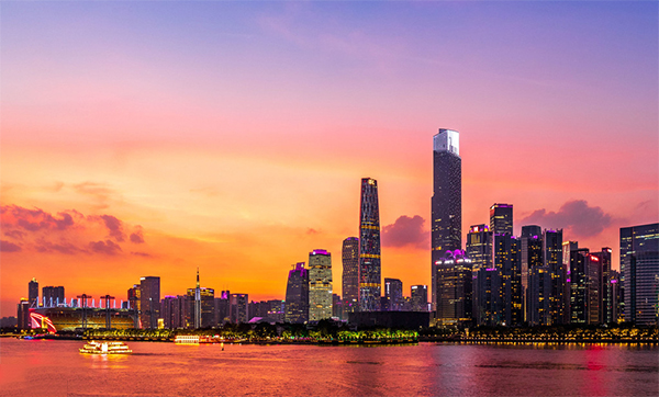 广州天空现“火烧云”景观 壮观美丽