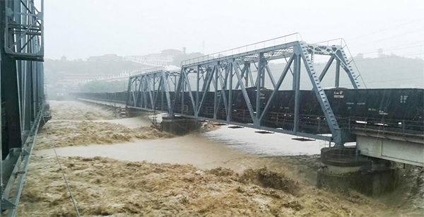 洪水冲击四川涪江大桥 两列数千吨火车“压梁”抗洪