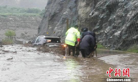 泥石流致川藏公路318国道西藏仁布段交通中断
