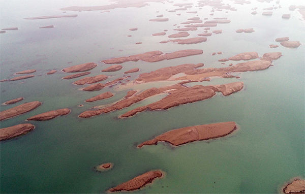 青海：水上雅丹 大漠中的地貌奇观