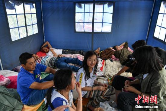 8月14日，当地民众在救灾帐篷内休息。中新社记者 任东 摄