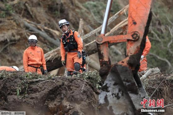 据报道，当地时间6日凌晨3点08分左右，日本北海道地区发生里氏6.7级地震。图为救援现场。