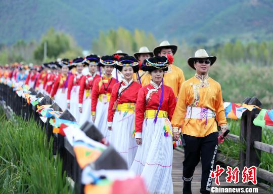 66对有情人“情定泸沽湖”_体验独特摩梭婚俗 66对有情人“情定泸沽湖”_体验独特摩梭婚俗
