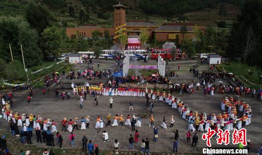 66对有情人“情定泸沽湖”_体验独特摩梭婚俗 66对有情人“情定泸沽湖”_体验独特摩梭婚俗
