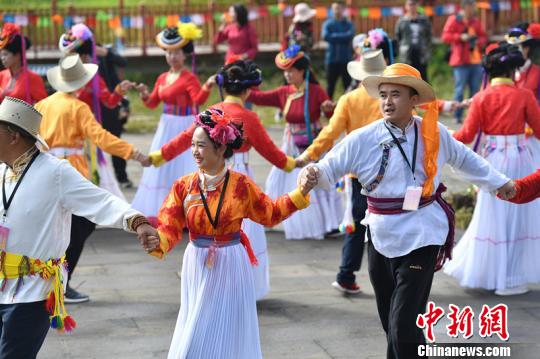 66对有情人“情定泸沽湖”_体验独特摩梭婚俗 66对有情人“情定泸沽湖”_体验独特摩梭婚俗