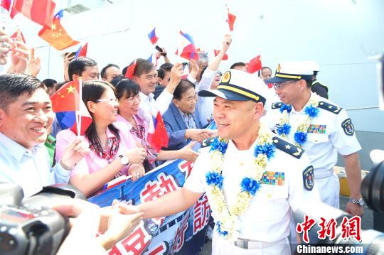 编队指挥员许海华少将(右前)、杜乃华少将(右后)与前往码头欢迎的菲律宾华人华侨代表热情握手。　关向东 摄