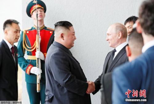 金正恩和普京在俄远东联邦大学首次会晤
