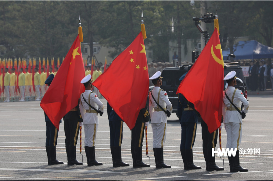 海外网现场直击：天安门广场全场高唱国歌 五星红旗冉冉升