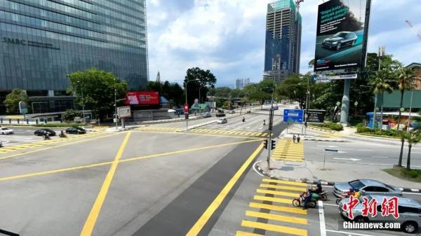 资料图：当地时间5月9日，吉隆坡街头车流人流稀疏。<a target=