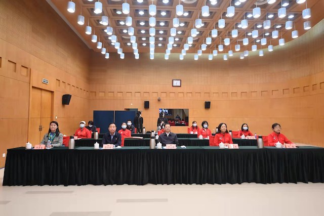 10月26日晚上,北京冬奥会倒计时100天之际,在北京一场跨越全球40个国家的100余所华文学校,线上实时观看人数超50万人的宣讲活动正式拉开帷幕。来自海外的华文学校师生通过云端与来自北京师范大学的100名志愿者一起,共同感受冬奥氛围、领略奥运精神的独特魅力。现场播放了海外100个侨团祝福北京冬奥的视频。 本次活动由北京冬奥组委新闻宣传部、北京市委宣传部、北京市委讲师团主办,北京市侨联承办,北京师范大学学校团委和新闻传播学院协办,中国侨联文化交流部、北京市政府侨办支持。 (第一排照片) 北京市侨联党组书记严卫群、北京冬奥组委新闻宣传部副部长肖峻峰、北京市侨联副主席李登新、北京市委讲师团副团长刘梅等领导出席了活动,并共同启动了北京冬奥会倒计时100天仪式。 北京市侨联党组书记严卫群表示,北京市侨联把服务北京冬奥筹办工作作为全年中心任务,积极加强与冬奥组委、市委宣传部等单位的沟通联系,在举办北京网上夏令营和“北京情思‧邀你看冬奥”等活动中都把冬奥宣传作为重要内容,在海内外产生了强烈反响。随着北京冬奥会倒计时100天的到来,我们将持续加强冬奥宣传,以实际行动助力北京2022年冬奥会成功举办。希望广大海外华校师生、侨团负责人和冬奥志愿者,积极学习和了解冬奥、积极宣传服务冬奥、积极参与支持冬奥,携起手来、共同努力,“一起向未来”,Together for a Shared Future,为奉献一届简约、安全、精彩的奥运盛会贡献更大力量! (宣讲员照片拼图) 宣讲活动上,北京冬奥组委新闻宣传部工作人员徐艳丽对北京2022年冬奥会和冬残奥会的筹办工作进展做了整体推介。北京冬奥组委新闻宣传部工作人员刘晨、中国中医科学院西苑医院医生付妍、北京市滑雪队单板滑雪运动员张阳光子、国家体育总局体育文化发展中心退休干部刘超英、1992年巴塞罗那残奥会冠军刘玉坤等5位宣讲团成员声情并茂地讲述了自己与冬奥的故事。