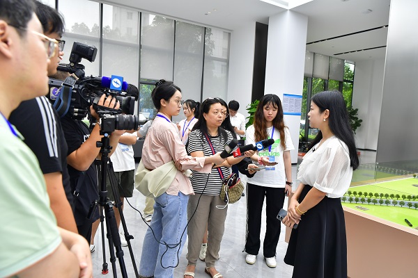 采风团采访联东U谷·福州物联网产业园产发总监 张继.jpg