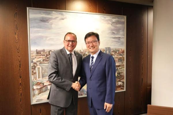 驻杜塞尔多夫总领事余勇到任拜会埃森市长库芬