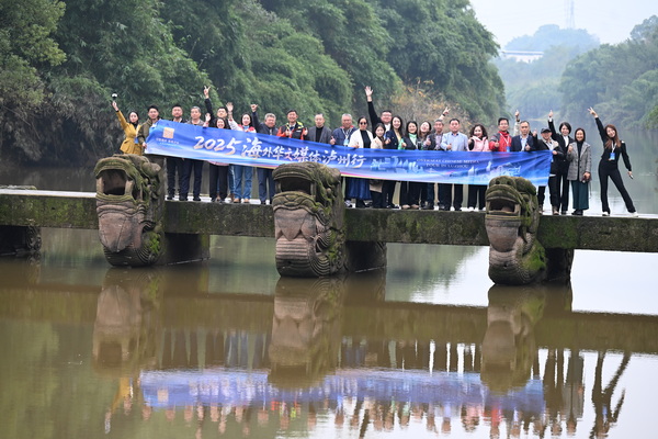 海外华文媒体代表走进四川泸州 探访600余年历史龙脑桥