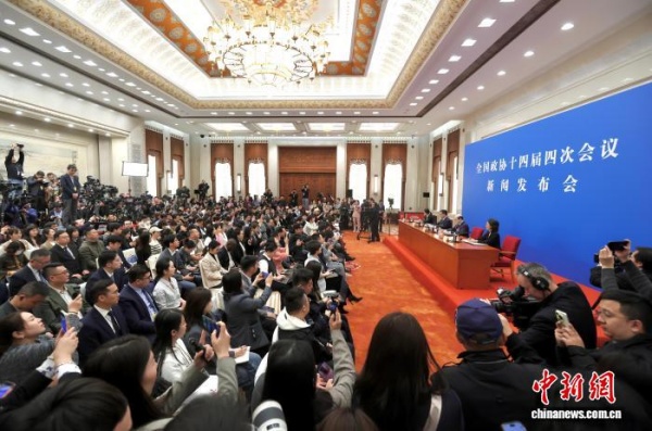 两会首场发布会传递信心 外媒指“中国定目标挑战自己”