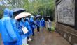 6月7日，“2026海外华文媒体川渝行——聚焦成渝地区双城经济圈建设”联合参访活动走进四川省广元市剑阁县，来自19个国家和地区的28家海外华文媒体代表参观剑阁县翠云廊，行走体验千年古蜀道。图为华文媒体代表雨中行走古蜀道。中新社记者 张浪 摄